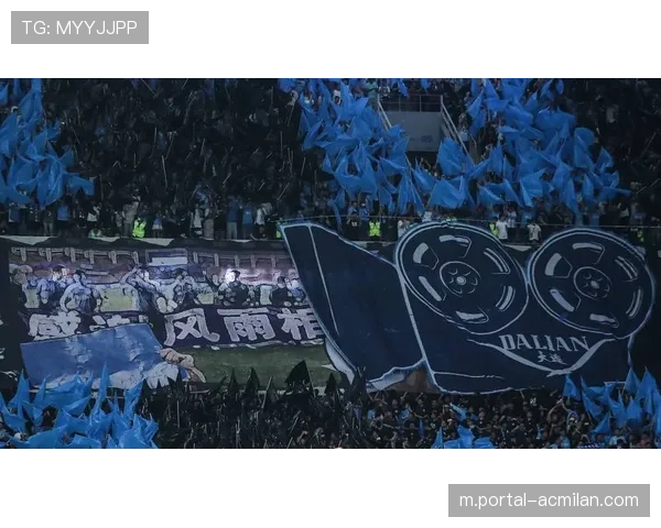 特写：弗罗西诺内主场球迷在保级关键战后展示巨型Tifo致敬球队